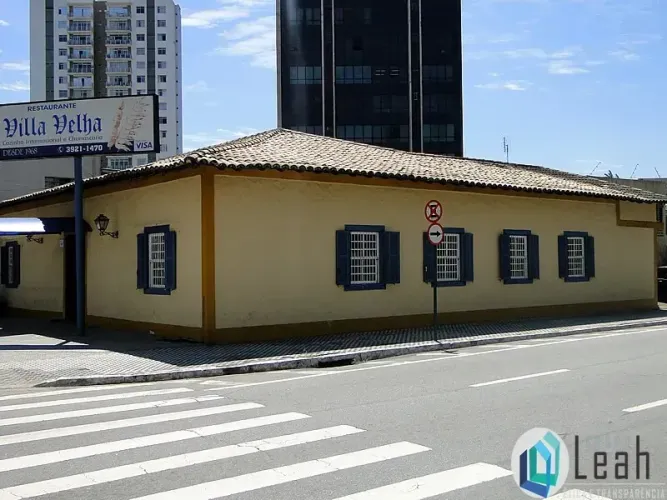 Casa em esquina positiva de grande movimento na região central