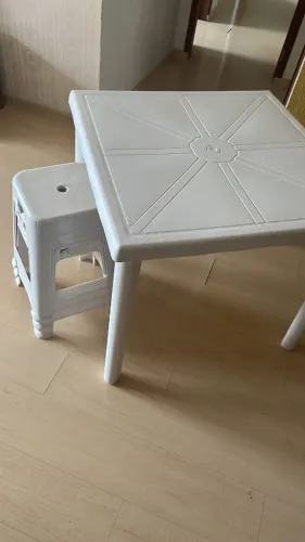 Mesa plastica com quatro bancos