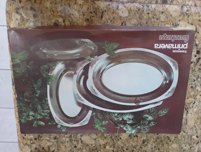 Conjunto vintage com 4 Travessas de aço inox Fracalanza, anos 70.