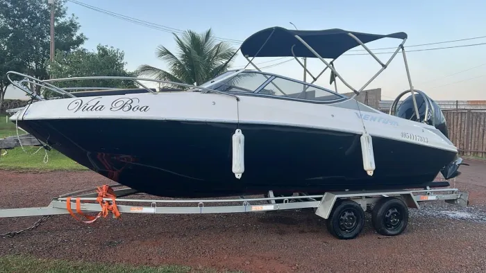 Lancha Ventura 215 ? Ano 2012 ? Motor 150HP V-Hold ? 750 horas de uso