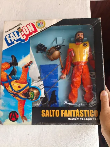 Boneco falcon
