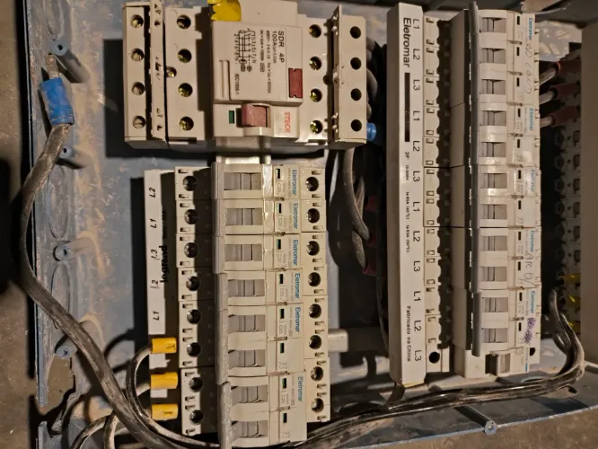 Quadro elétrico completo.
