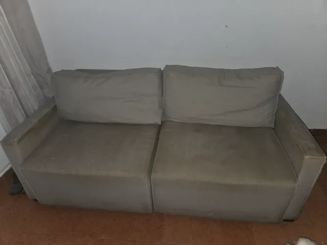 Vende-se sofá simples usado, mas é confortável se colocar uma capa fica top!!!