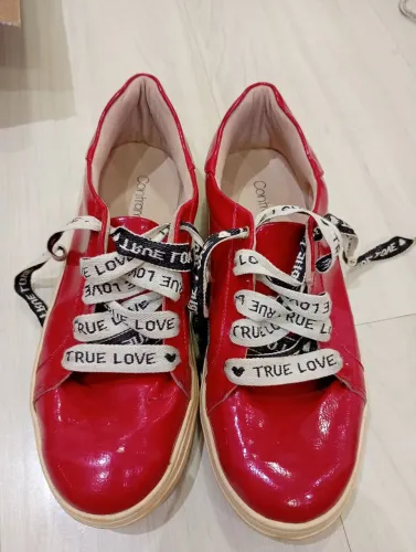 Tênis vermelho contramão