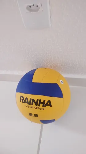Bola e fitas de demarcação para vôlei de praia