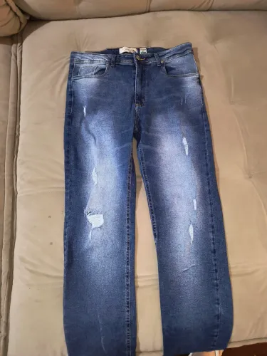 Calça jeans masculina, tamanho 46, em ótimo estado, não foi usada