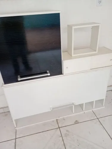 3 armários MDF branco coma porta em preto.