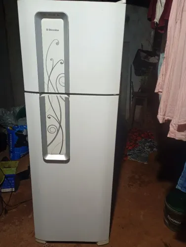 Vende-se geladeira Eletrolux