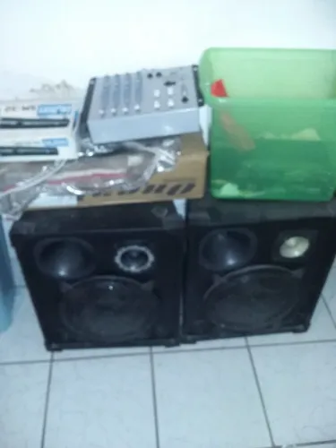 Vendo um som profissional com duas caixas de som mas o microfone pedestal cabos potência.