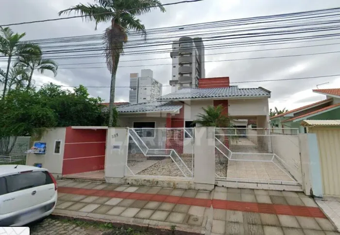 Casa à venda com espaço gourmet e churrasqueira