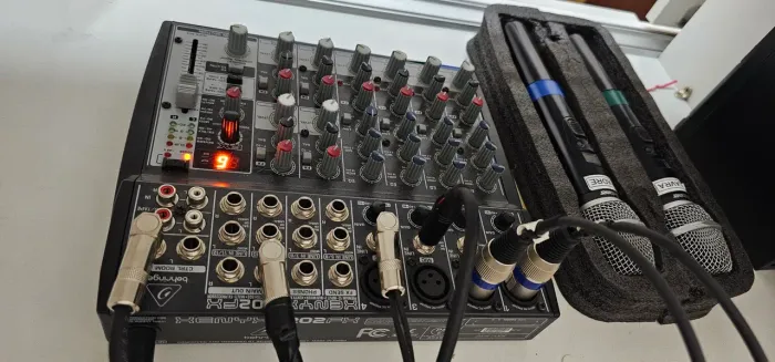 Mesa de som behringer 12 canais