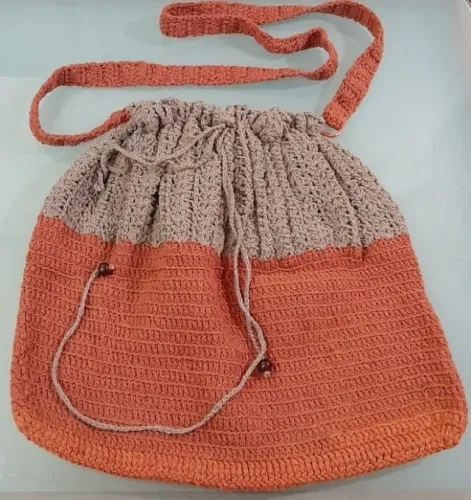 Bolsa de crochê em tons terrosos