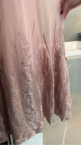 Vestido longo rosa nude com flores bordadas e transparência