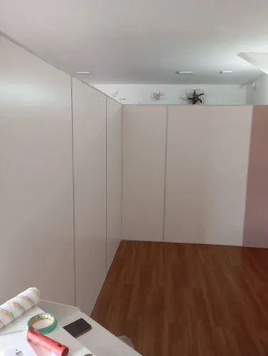 Divisórias Ambiente é piso lâminado 