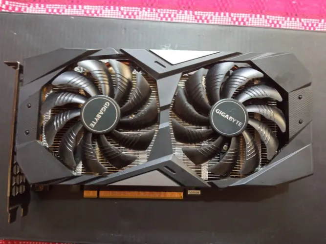 Ótima Placa de Vídeo Gigabyte RTX 2060 6GB/GDDR6 192-bits Seminova