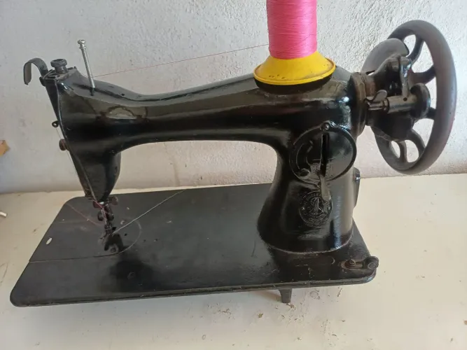Maquina de costura singer costura reta, fucinando perfeitamente 