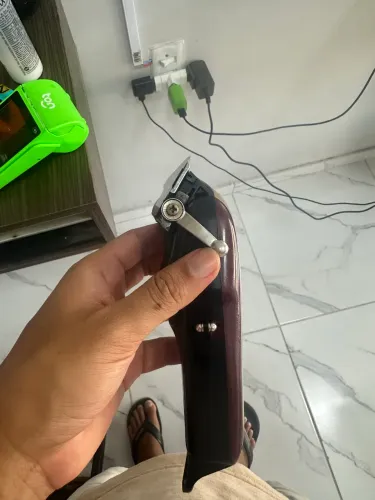 Máquina Wahl Legend com lâmina original recém colocada 