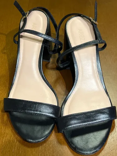 Sandália Arezzo em couro preto