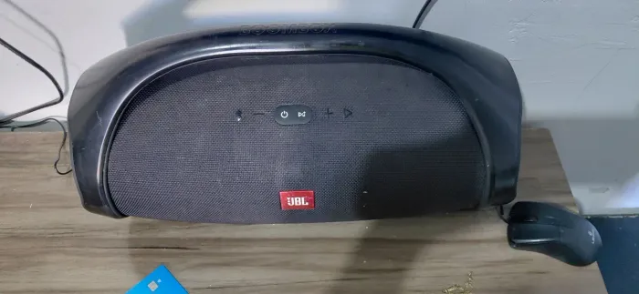 Jbl bombox 01 850 vai com carregador tocando muito bateria 85%% 