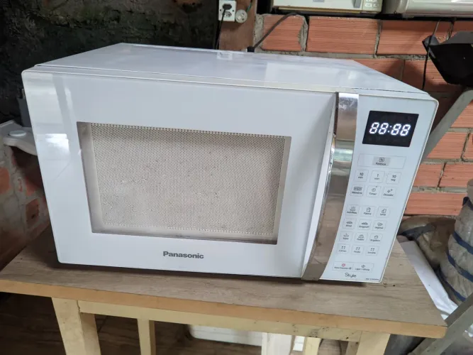Microondas Panasonic 31L funcionando perfeitamente.