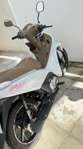Moto zera , 13000 km rodado só pegar e andar, única dona quitada , um luxo