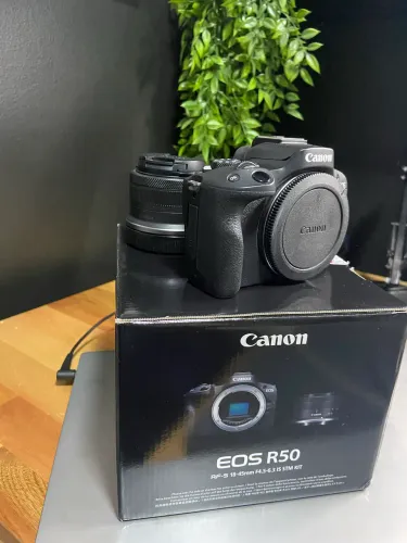 Canon R50 com lente RF-S 18-45mm