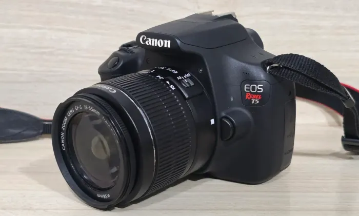 CANON T5 + LENTE 18-55MM - APENAS 30K DE CLICK 