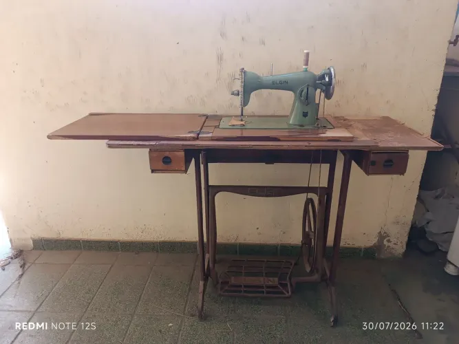Máquina de costurar antiga Elgin Relíquia com pé de ferro para Sair rápido.