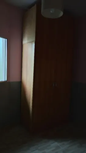 Guarda roupa de madeira