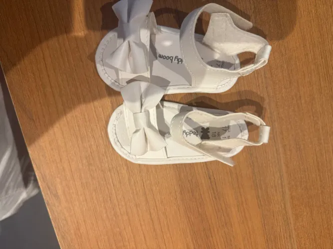 Utensílios e roupas de bebê