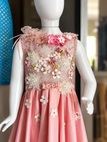 Vestido Infantil de Festa Rosa com Bordado Floral e Laço - Modelo Princesa