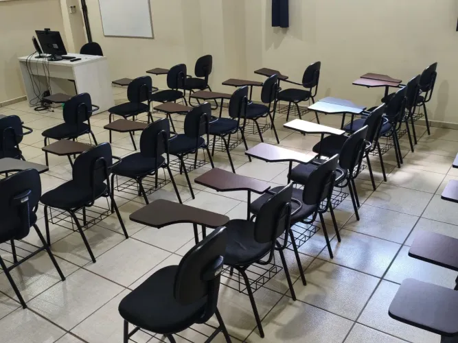 Cadeiras universitária em ótimo estado