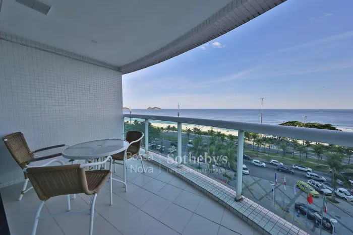 Apartamento com varanda voltada para o mar e serviços residenciais