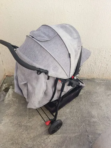 Carrinho de bebê e bebê conforto 