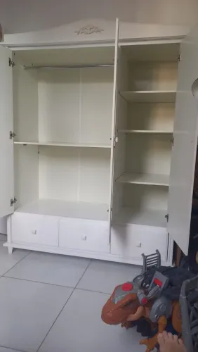 Vendo guarda roupa de madeira laqueado branco