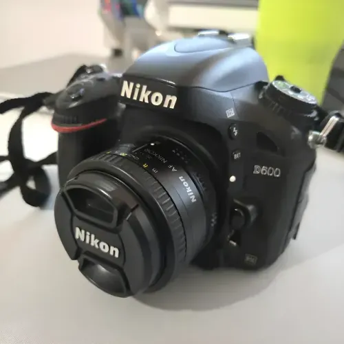 Nikon D600 Full Frame + 50mm 1.8D + 2 Baterias