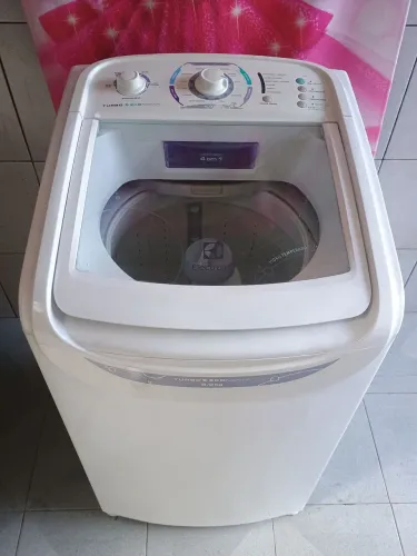Vendo máquina de lavar Eletrolux turbo 08 kg , 220V . Funcionando tudo perfeitamente.