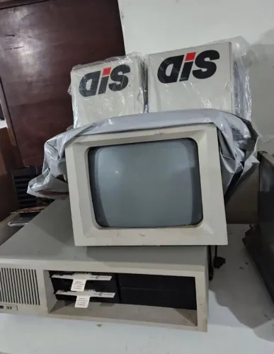 Computador antigo completo (nunca usado) não sei se está funcionando.