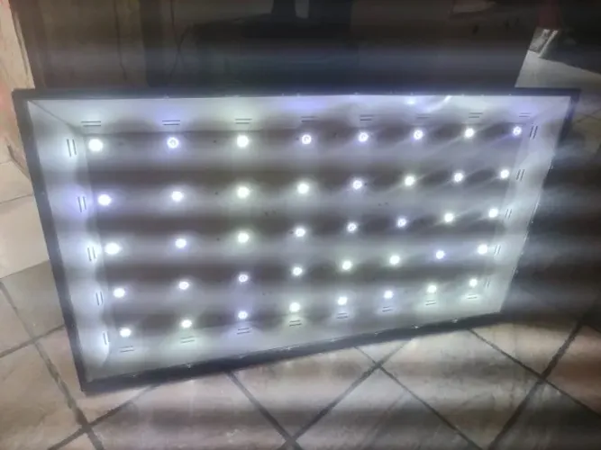 TV Cóbia 50'' para retirada de peças. LEDs funcionando