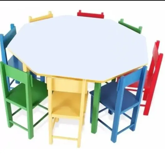 Mesa infantil com 8 cadeiras 