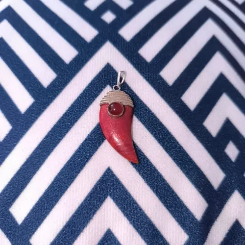 Pingente de prata em formato de dente vermelho, peça única