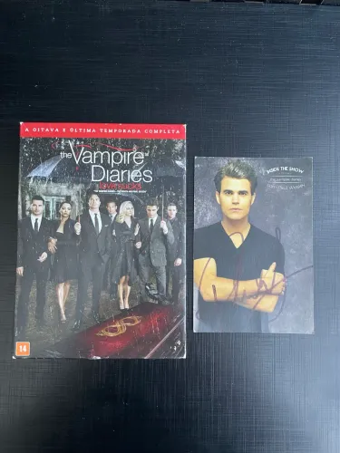 DVD The Vampire Diaries (8ª Temporada) + Autógrafo Paul Wesley (Stefan Salvatore)