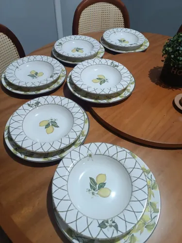 Vendo jogo de pratos 6 rasos e 6 fundos com estampa de limão siciliano