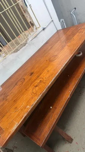 Mesa e bancos de peroba maciça