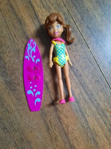 boneca Polly Pocket da Mattel com uma prancha de surfe