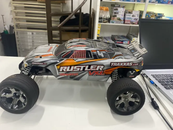 Traxxas Rustler VXL usada perfeita.