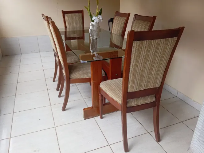 Mesa com 6 cadeiras de madeira Pura 