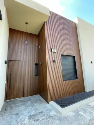 Porta Social Ripada Amadeirada em Alumínio - Sob Medida