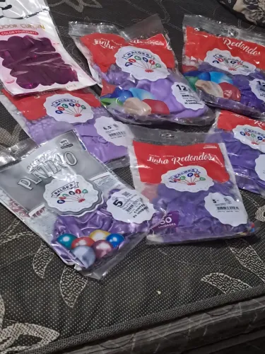 Balões lilás e roxo com cortina