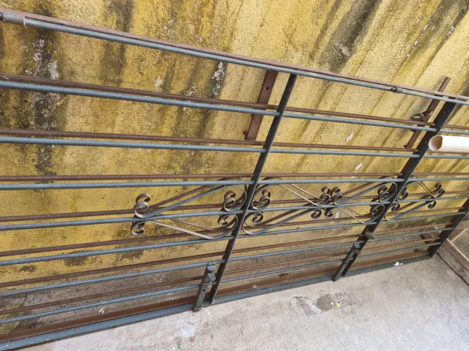 Grade de ferro com desenho para porta R$ 500,00